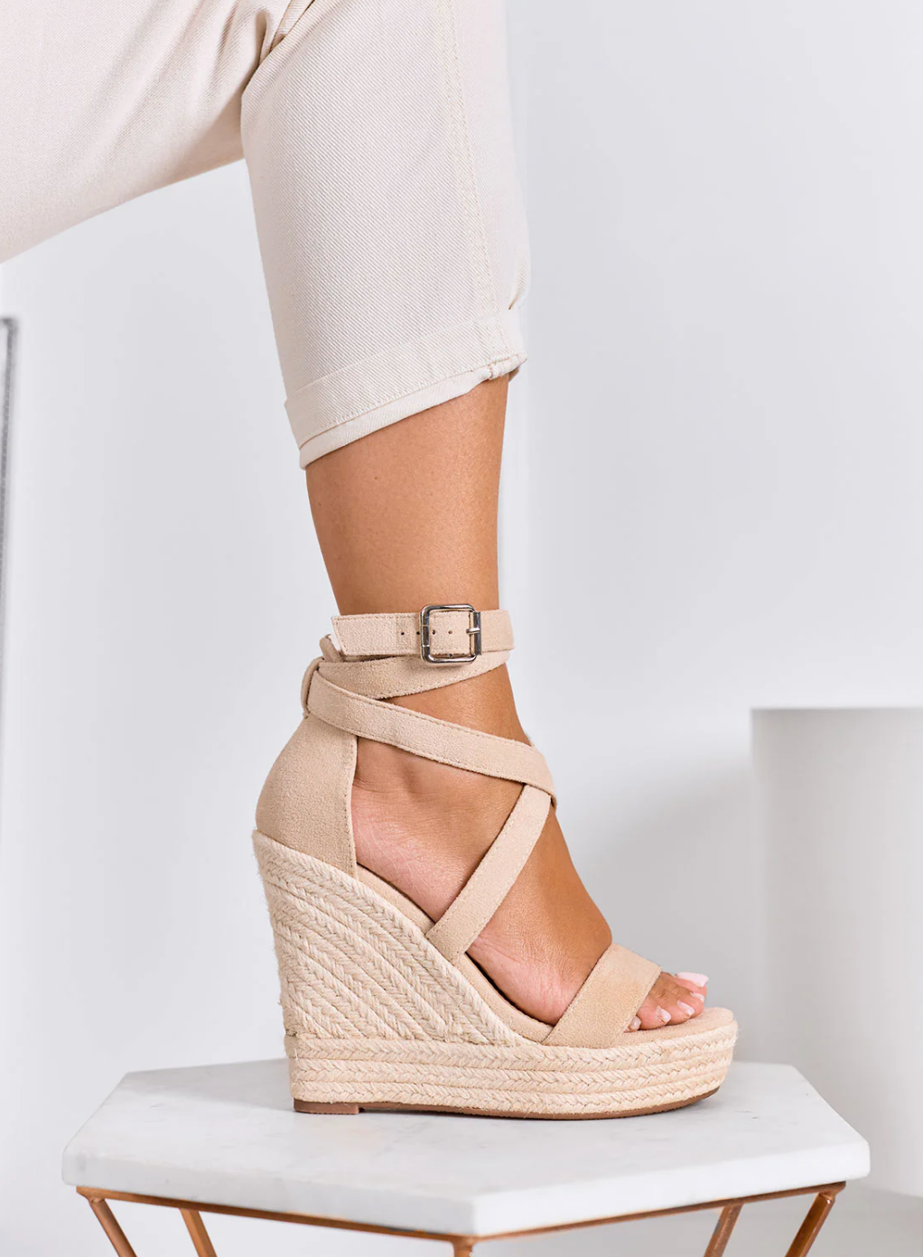 KLASSISH™ | Sandalen met hoge sleehak en gekruiste bandjes