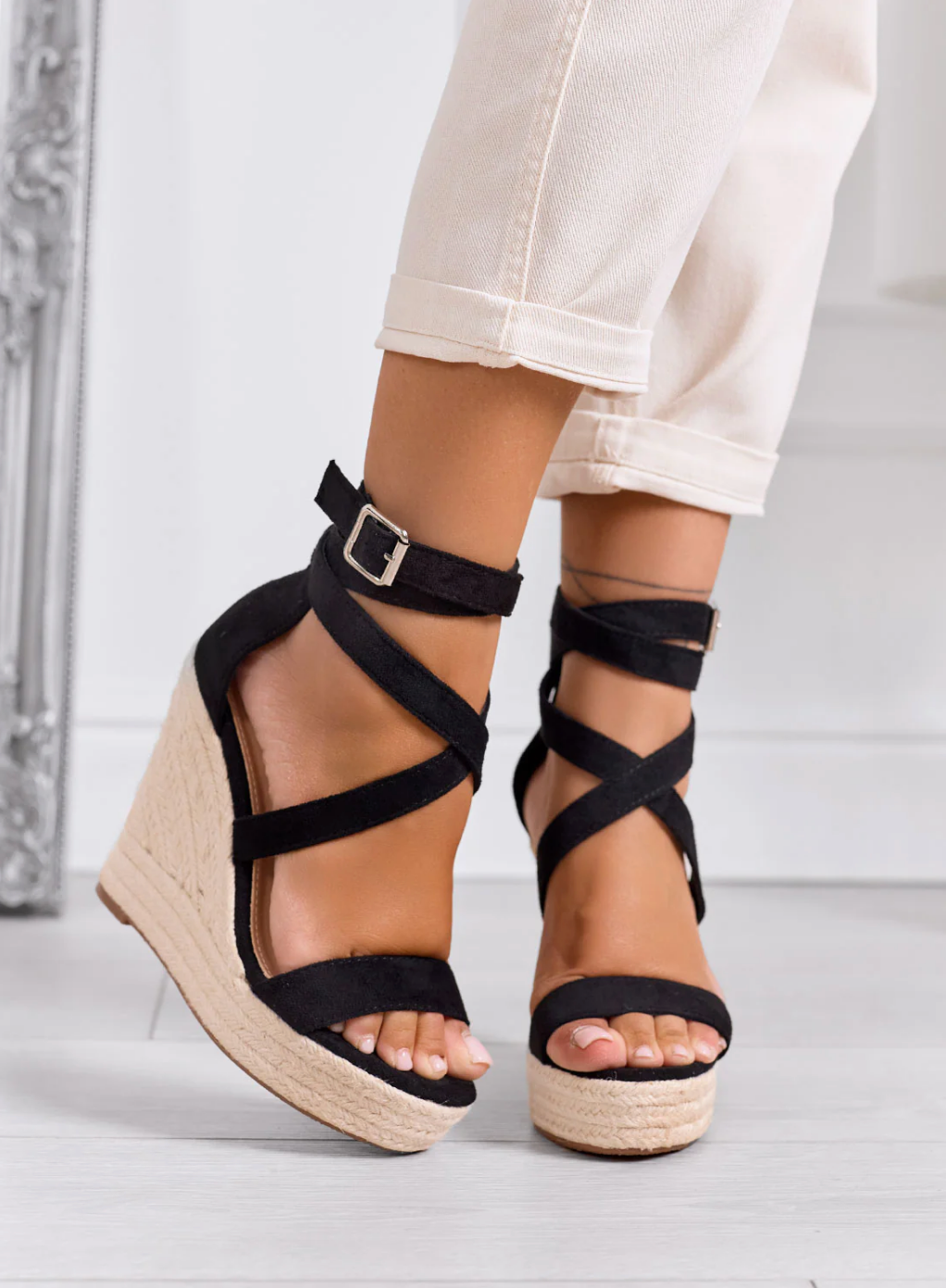 KLASSISH™ | Sandalen met hoge sleehak en gekruiste bandjes